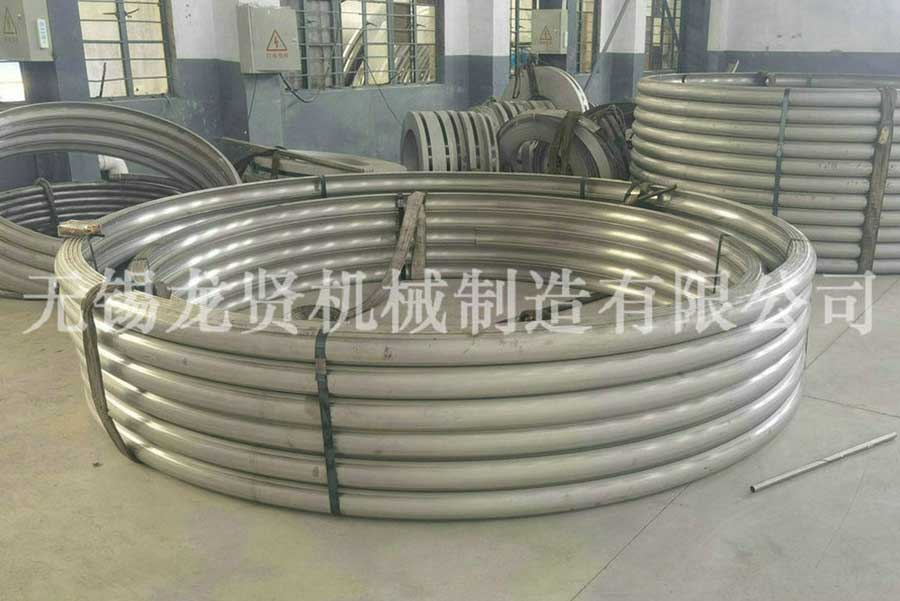 高速公路上的半圓管！